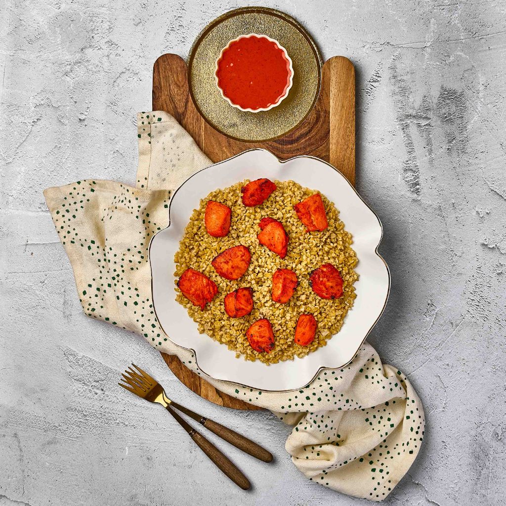 فريكة بالدجاج والطماطم المحمرة