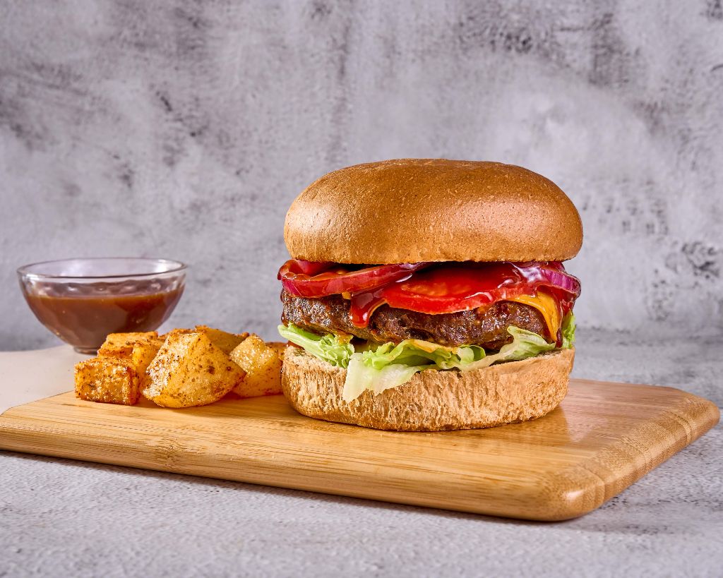 برجر لحم بالجبنة والبطاطس