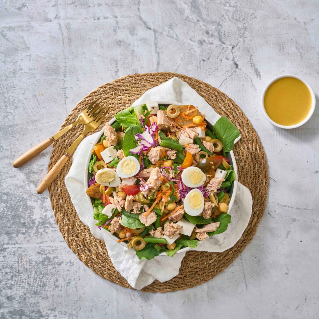 سلطة التونة بالبيض والزيتون